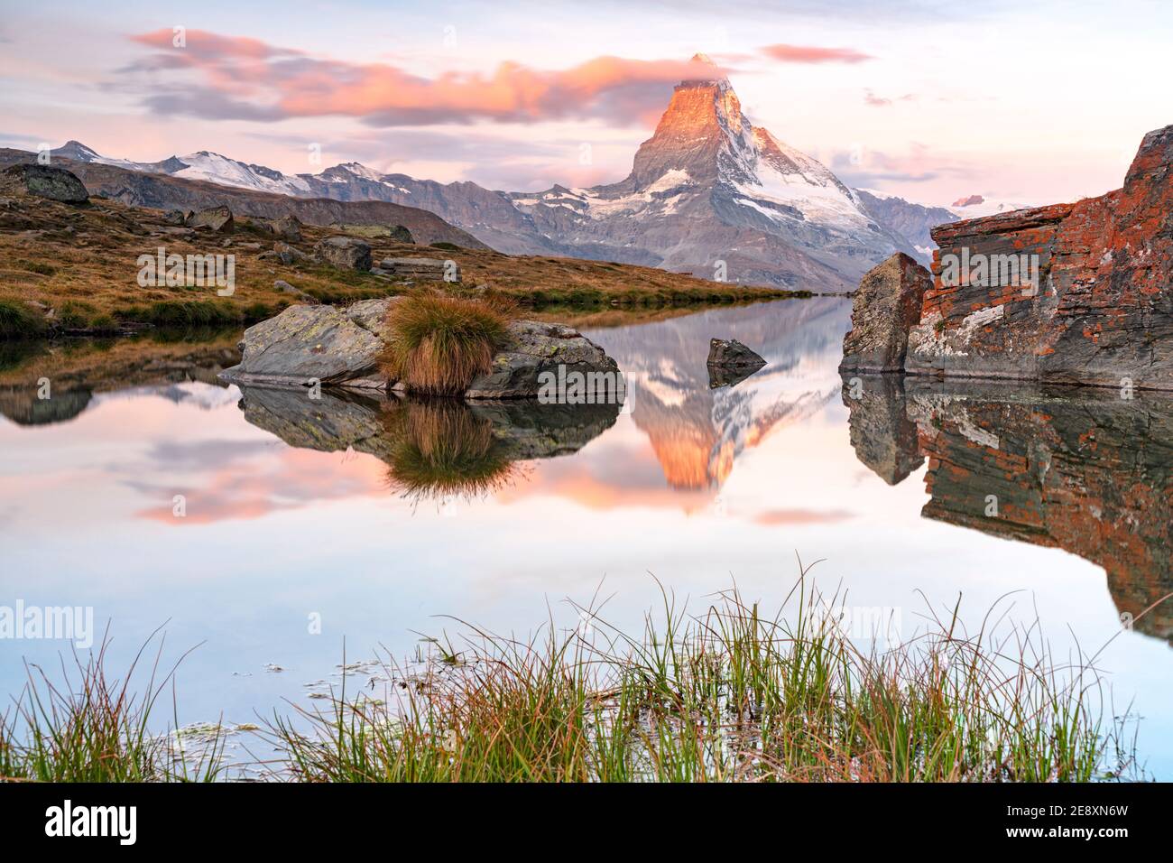 Matterhorn se reflète dans l'eau immaculée du lac Stellisee à l'aube, Zermatt, canton du Valais, Suisse Banque D'Images