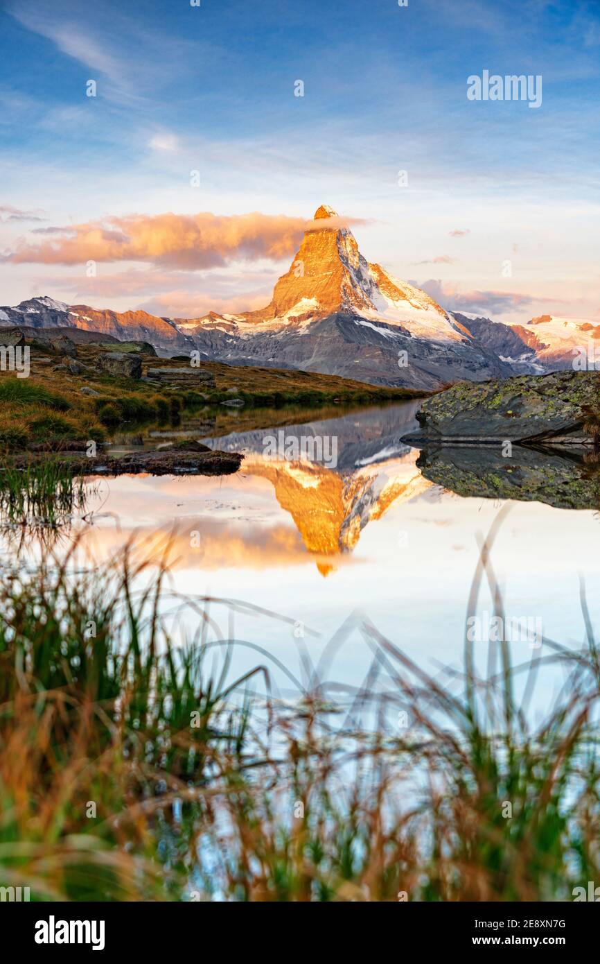 Le majestueux Cervin se reflétait dans le lac Stellisee à l'aube, Zermatt, canton du Valais, Suisse Banque D'Images