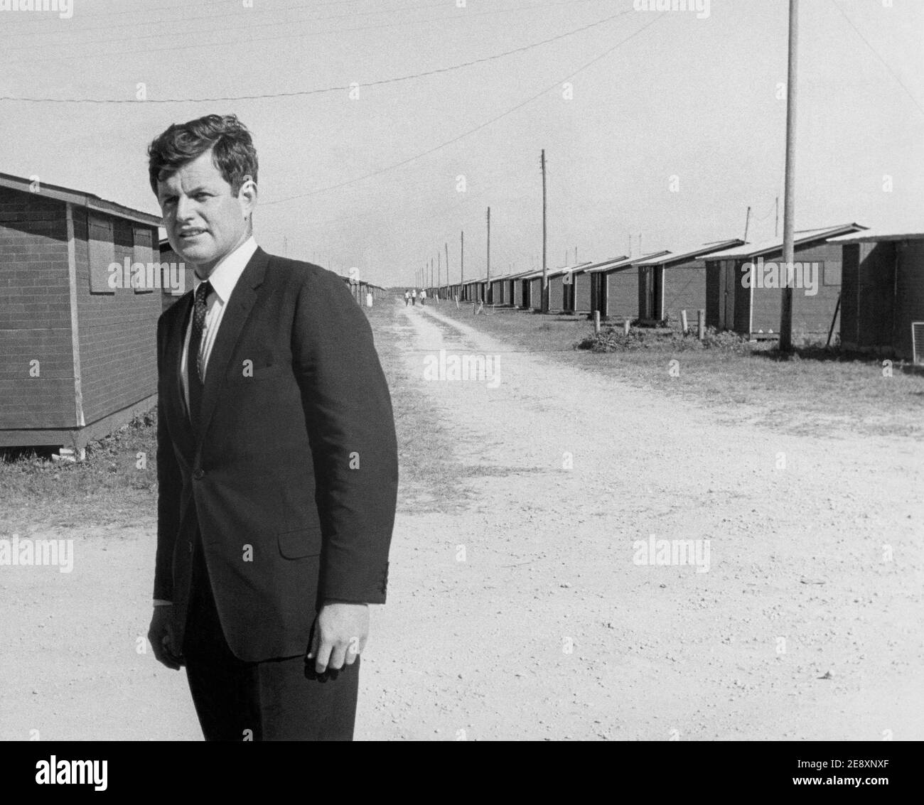 Le sénateur du Massachusetts Edward M. (Ted) Kennedy visite le camp de travail des migrants dans l'ouest du comté de Palm Beach, en Floride, vers 1971. Banque D'Images