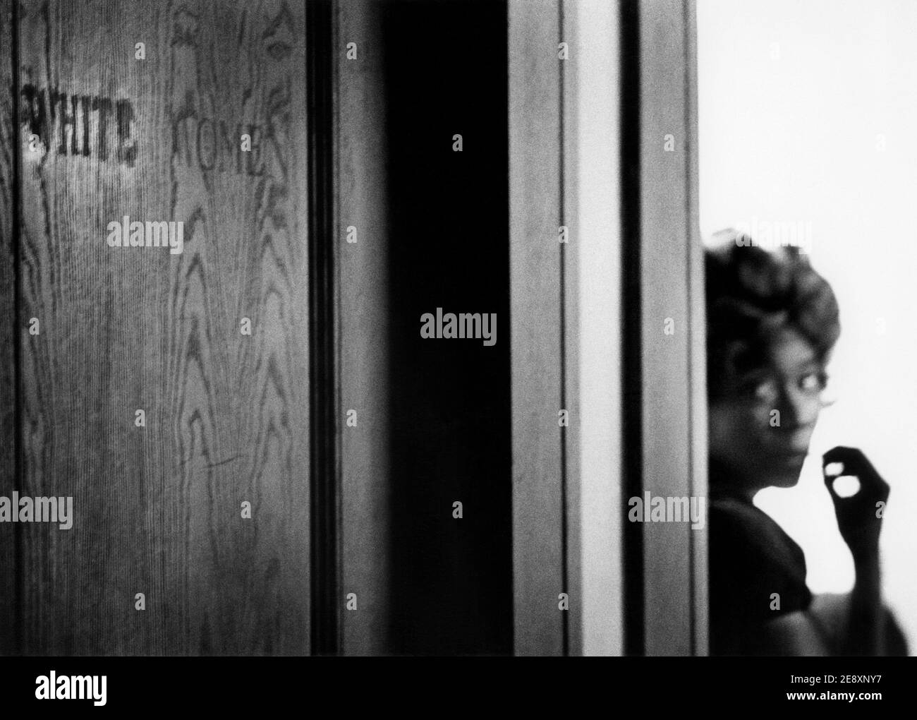 Signe blanc des femmes toujours visible sur la porte de la salle de bains publique, West Palm Beach, Floride, ca.1971. Banque D'Images