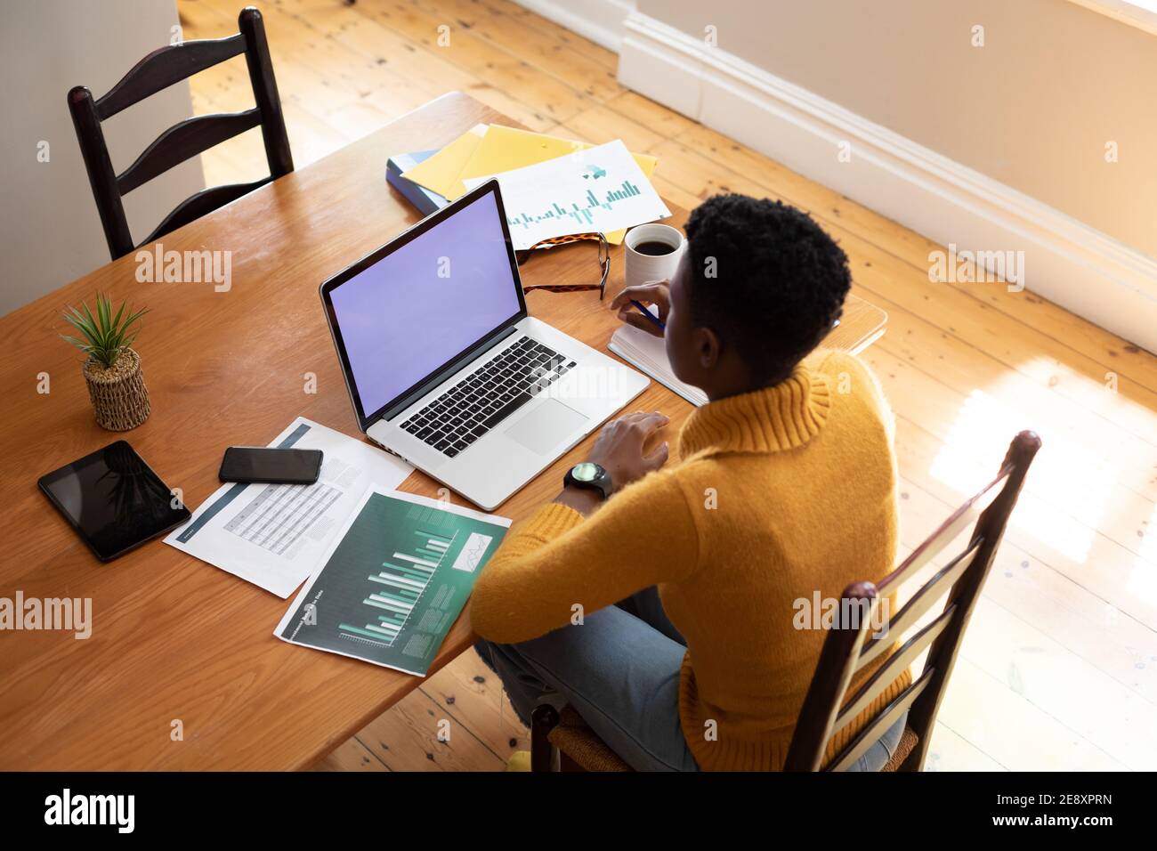 Vue en hauteur d'une femme afro-américaine utilisant un ordinateur portable pendant son travail de chez vous Banque D'Images