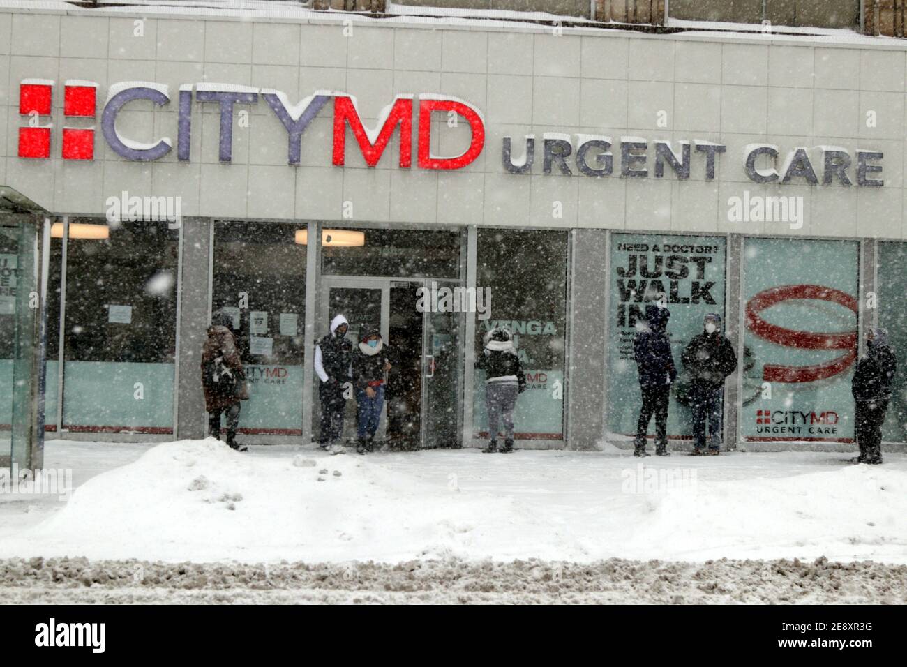 New York, New York, États-Unis. 1er février 2021. La deuxième tempête/blizzard d'hiver de l'hiver 2020/2021 a blanchi le secteur du métro de New York avec des chutes de neige à partir du dimanche 31 janvier 2021 et devrait se poursuivre jusqu'au mardi 2 février 2021. La tempête devrait être la plus importante en cinq (5) ans, avec des chutes de neige et des accumulations de deux (2) pieds dans certaines régions. La photo illustre la tempête qui traverse la région de Hunts point dans le sud du Bronx. Crédit : G. Ronald Lopez/ZUMA Wire/Alay Live News Banque D'Images