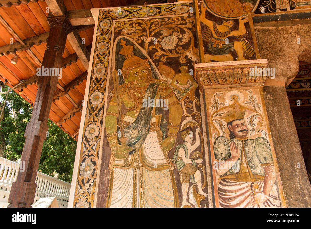 Buddha Stautes et peinture murale à Kandy, Temple de la dent, architecture extérieure. Banque D'Images