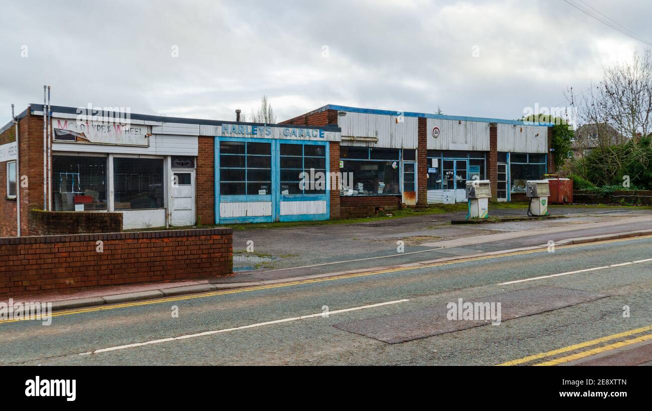 Mold, Flintshire ; Royaume-Uni : 28 janvier 2021 : les locaux abandonnés qui étaient auparavant occupés par Harley's garage sont en train de tomber en réparation Banque D'Images