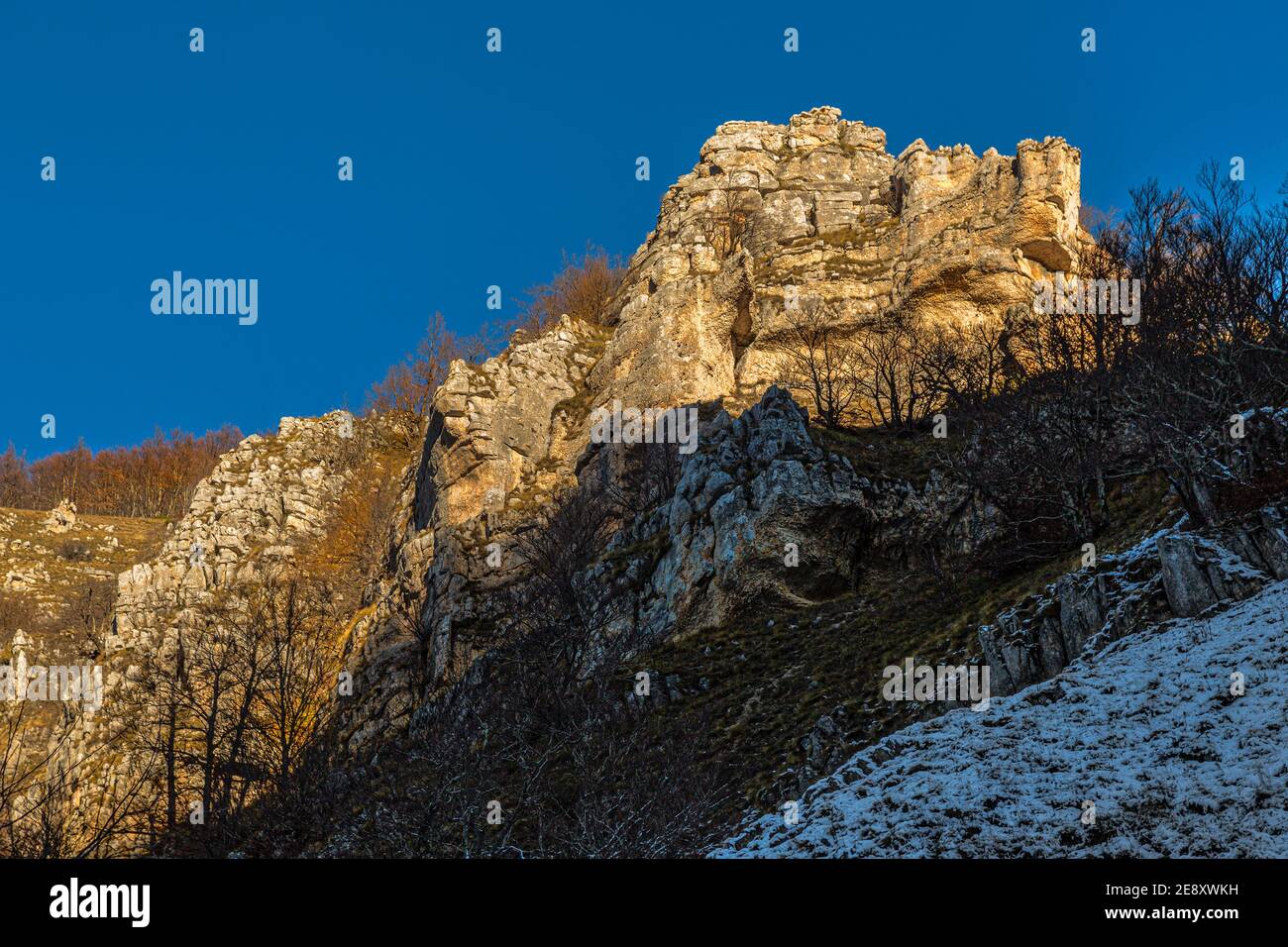 Premier soleil sur les faces de la roche. Abruzzes Lazio et Parc national de Molise Banque D'Images
