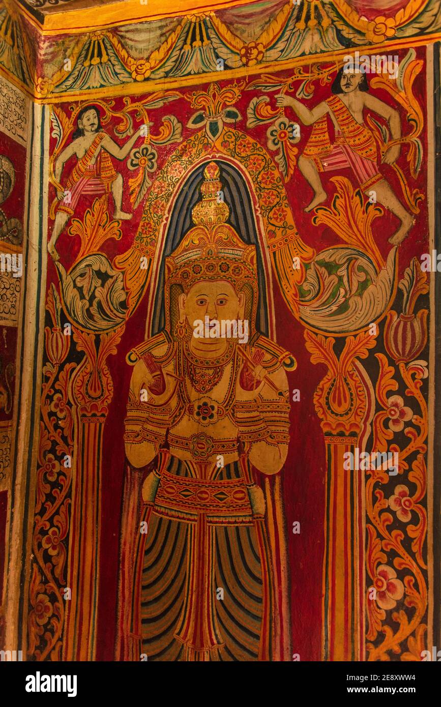Buddha Stautes et peinture murale à Kandy, Temple de la dent, architecture extérieure. Banque D'Images