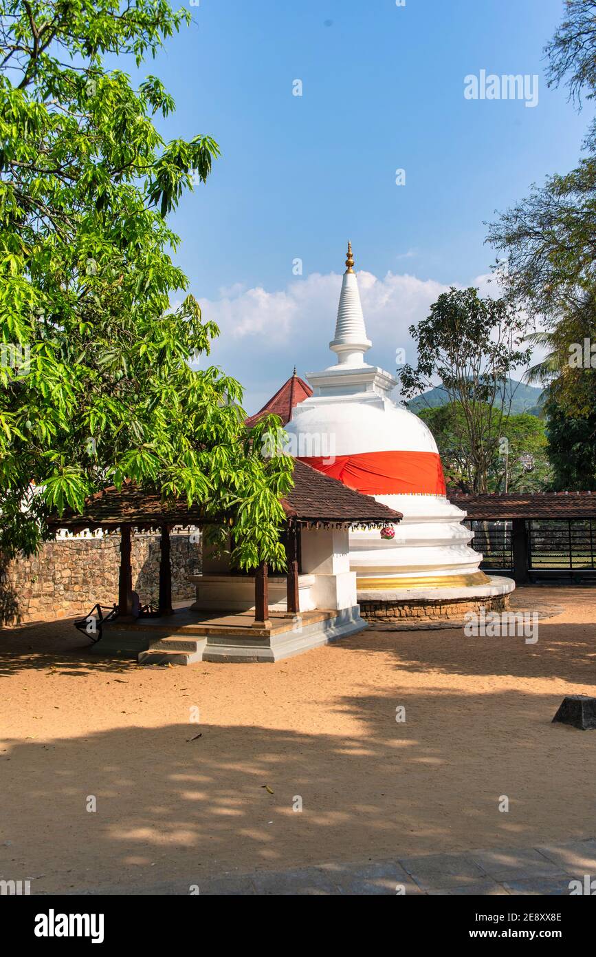 Stupa au temple de Kandy de la dent, architecture extérieure. Banque D'Images