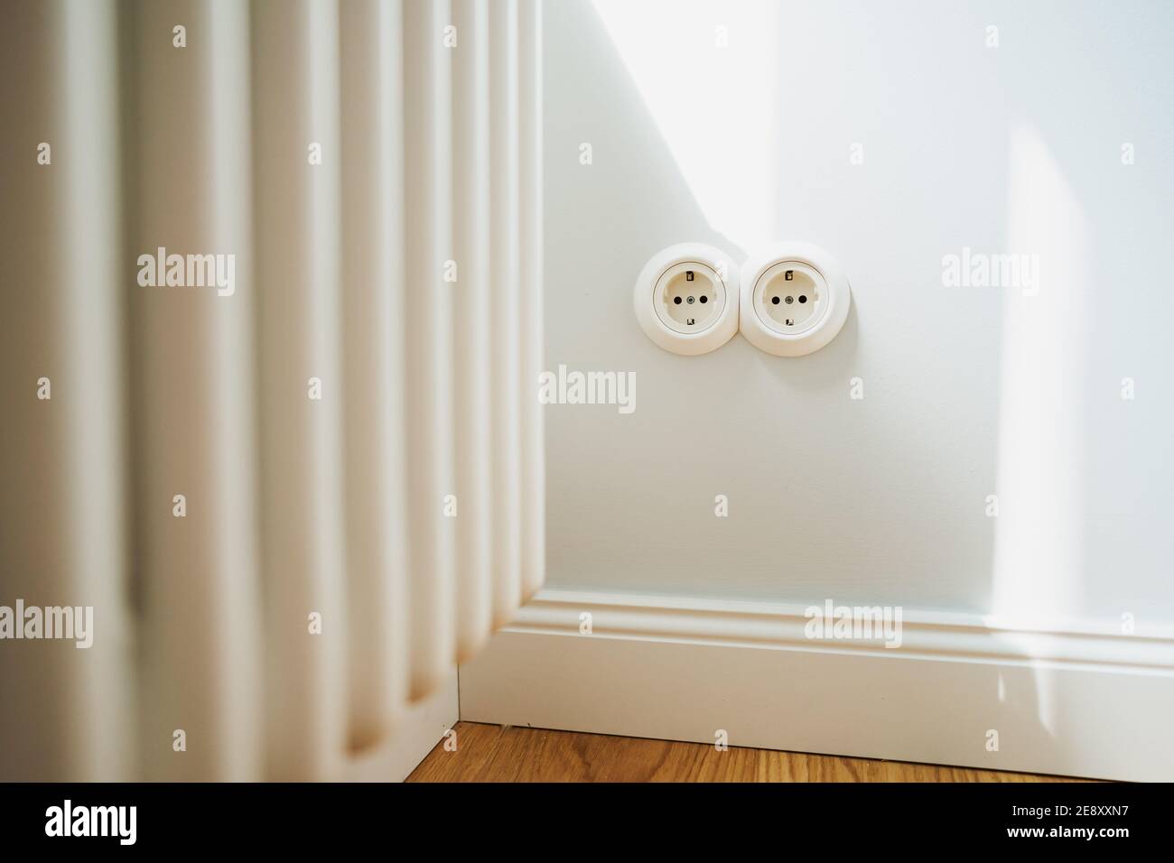 une prise électrique blanche sur un mur blanc Banque D'Images