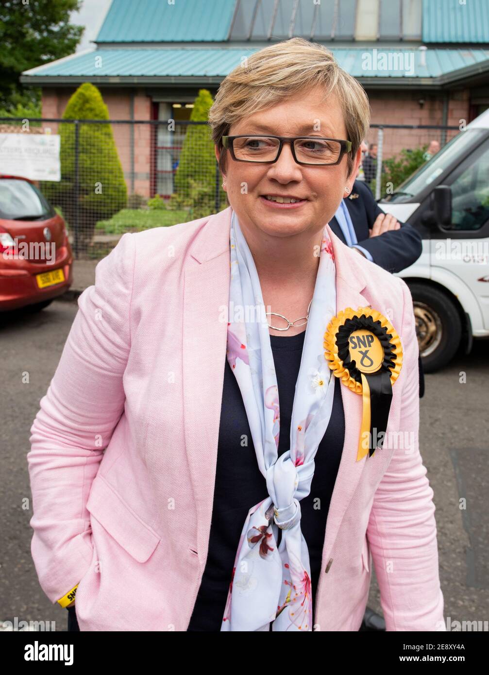 Photo Date - jeudi 1er juin 2017 : Légende originale - Joanna Cherry, photographiée, a rencontré l'esturgeon Nicola au centre de quartier d'Oxgang. Le Premier ministre Nicola Sturgeon a déclaré qu'avec sept jours avant les élections du 8 juin, les électeurs écossais doivent faire face à un choix clair entre le SNP qui veut une voix forte pour l'Écosse ou les Tories qui veulent faire taire l'Écosse. Mise à jour de la légende - lundi 1er février 2021 : Joanna Cherry a été abandonnée de l'équipe du parti national écossais à Westminster. Le député du Sud-Ouest d'Édimbourg a déclaré qu'elle avait été détournée de la position de justice 'desp Banque D'Images