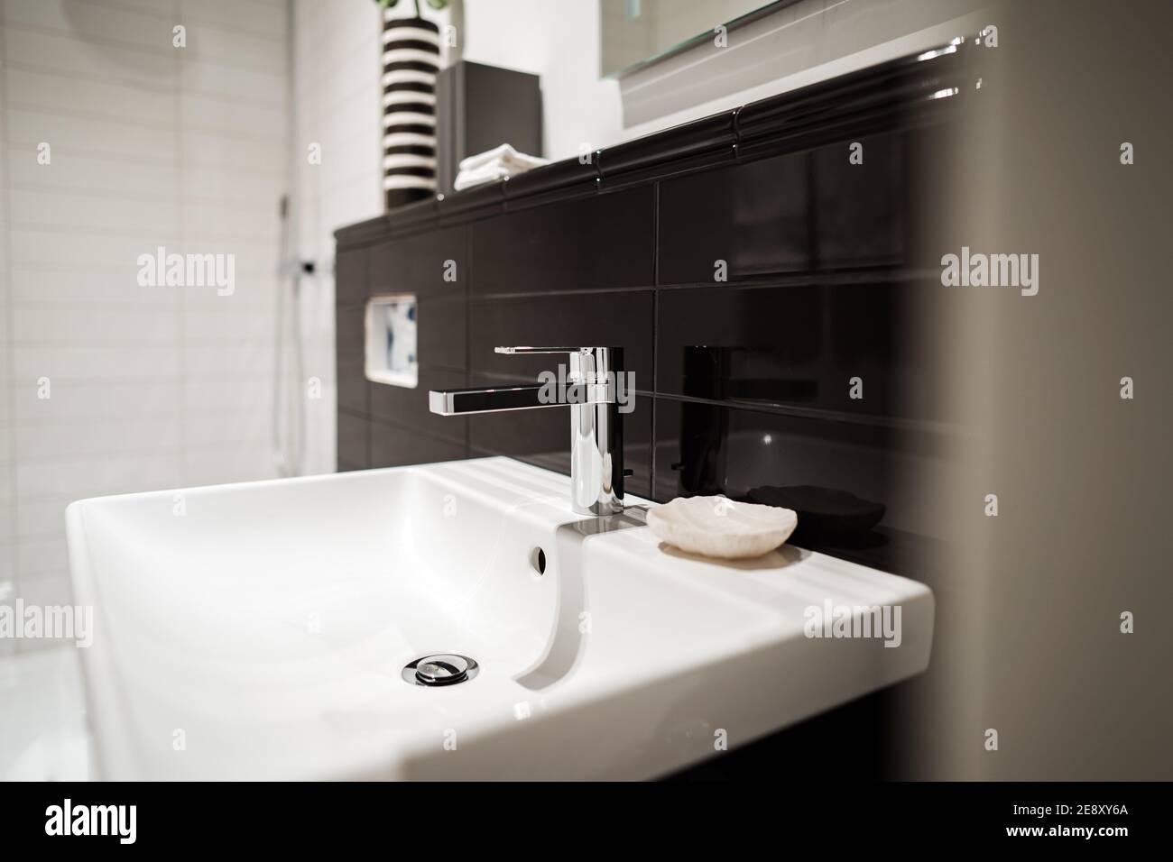 un lavabo moderne avec un fond noir Banque D'Images