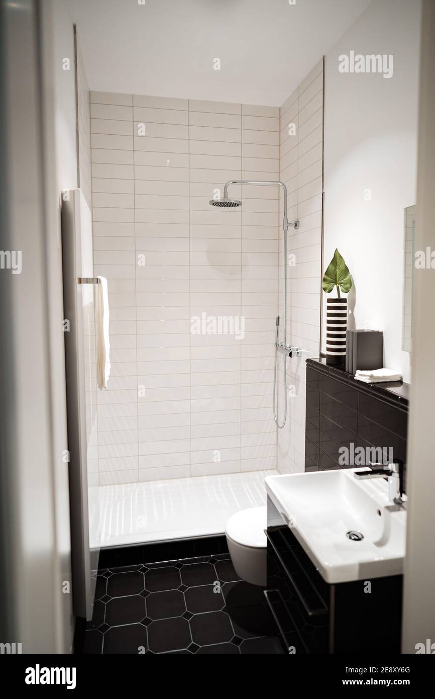 salle de bains moderne et élégante en noir et blanc Banque D'Images