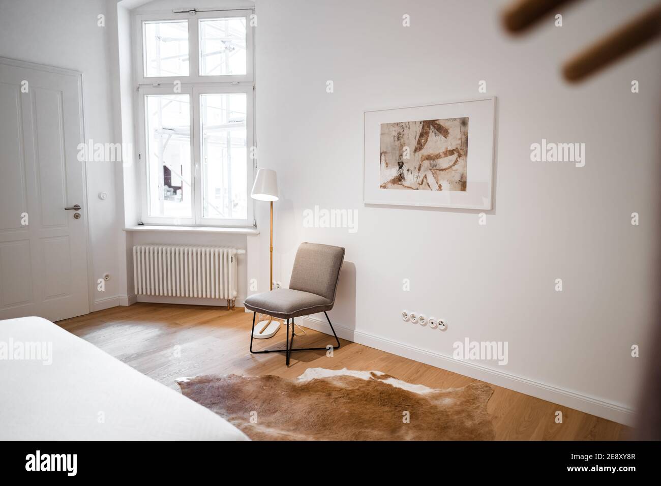 un intérieur d'une chambre avec une chaise Banque D'Images