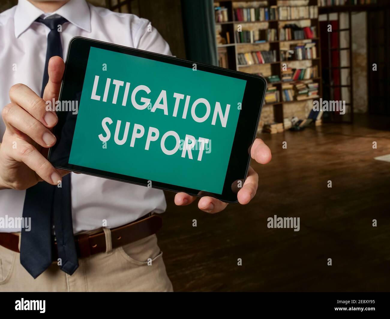 L'avocat tient une tablette avec un soutien en cas de litige. Banque D'Images