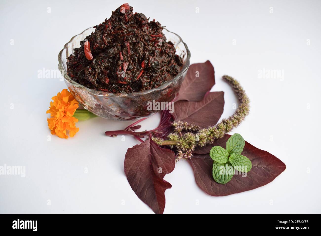 Le Cheera thoram ou les feuilles d'épinards rouges sautés, plat traditionnel authentique du sud de l'inde Banque D'Images