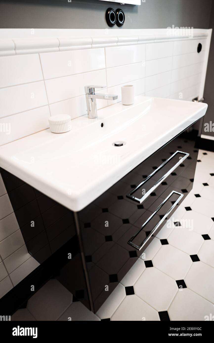 un lavabo moderne noir et blanc dans une salle de bains Banque D'Images