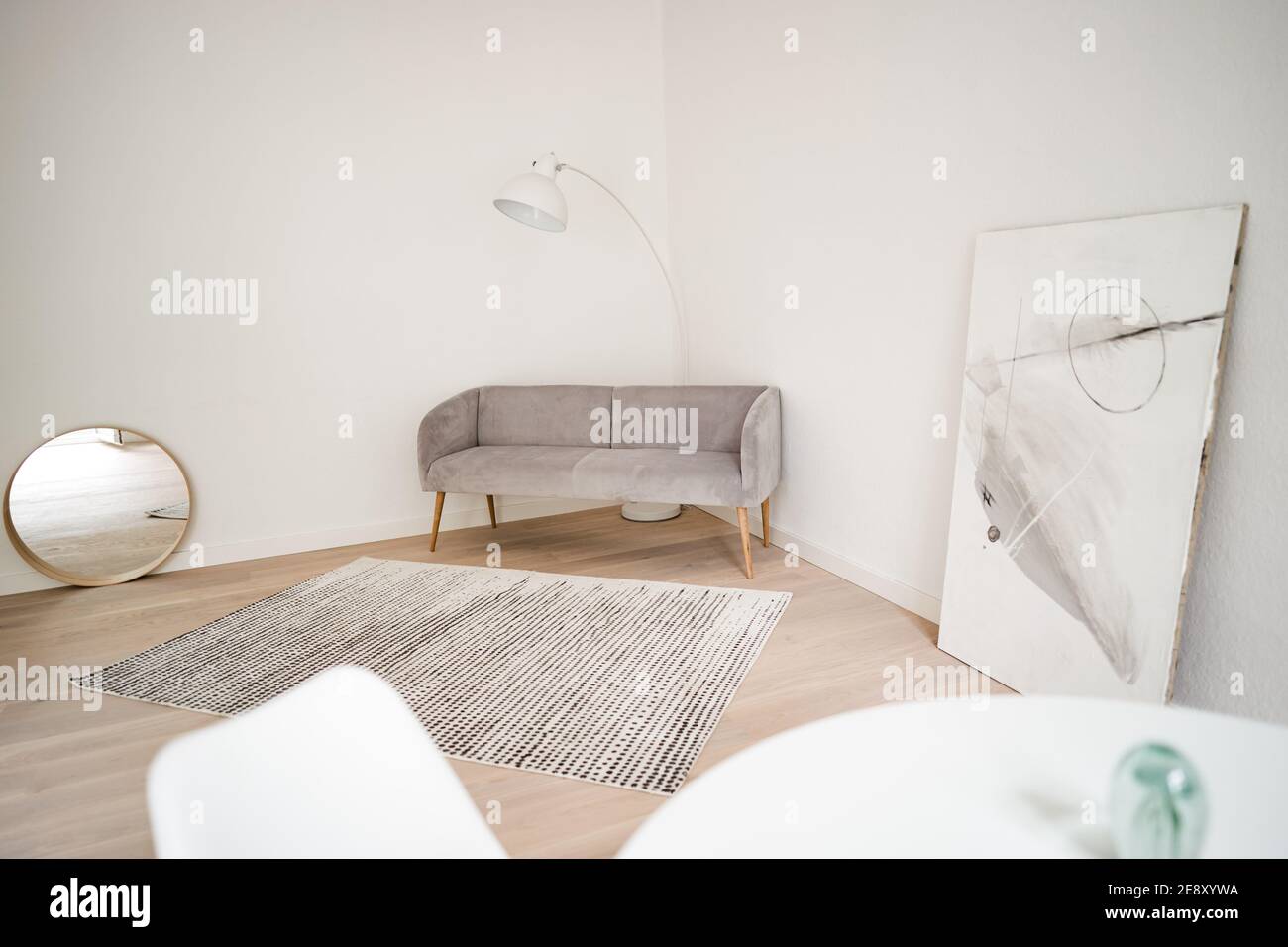 un canapé moderne dans un salon à la lumière du jour Banque D'Images