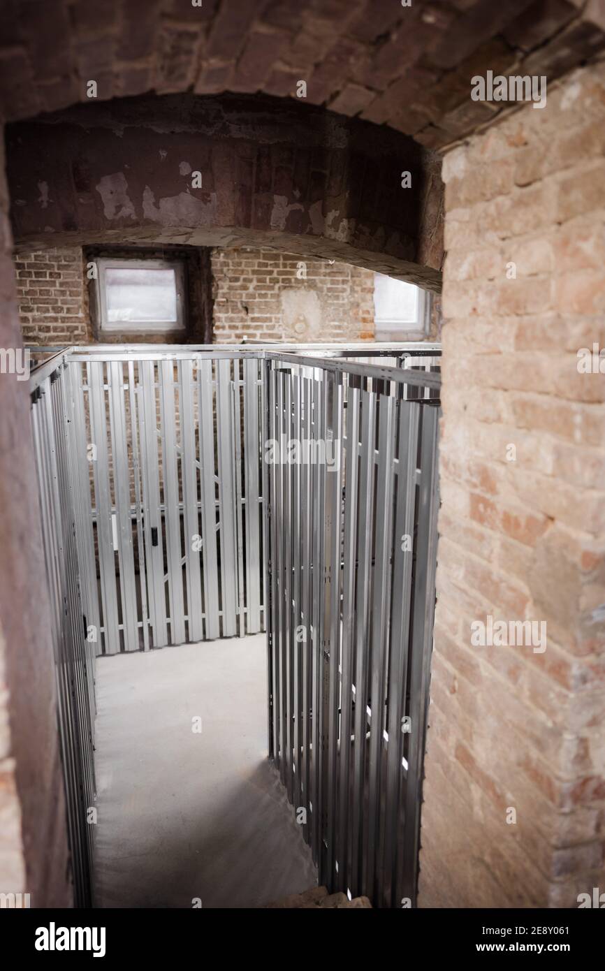 un ancien sous-sol avec des cellules en métal Banque D'Images