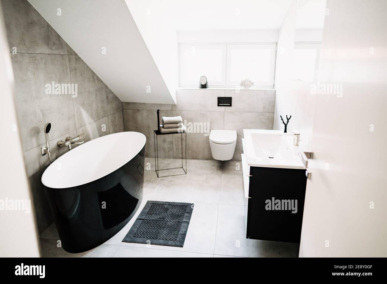 photo d'une salle de bains moderne en noir et blanc Banque D'Images