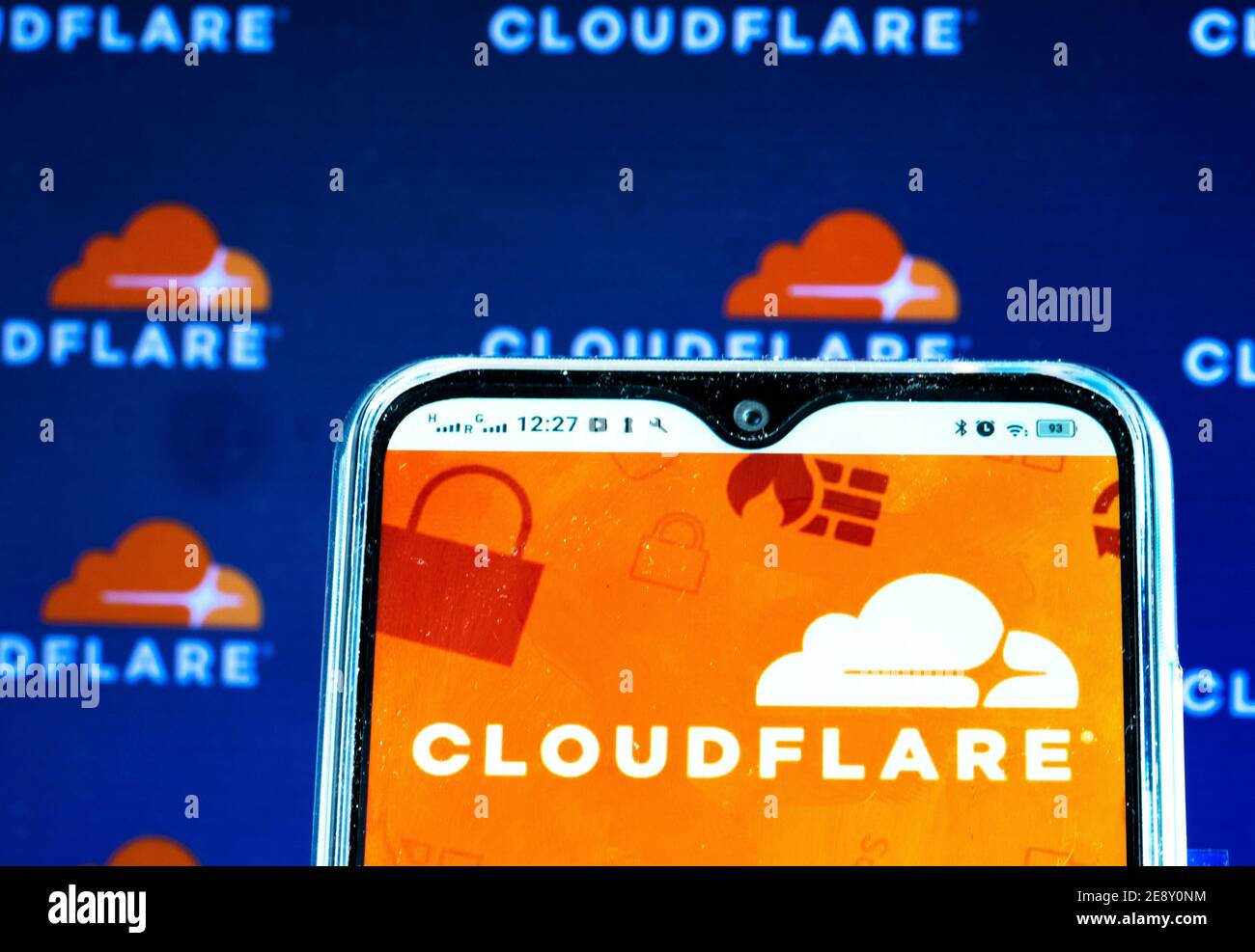 Dans cette illustration, un logo CloudFlare Inc. S'affiche sur l'écran d'un smartphone. Banque D'Images
