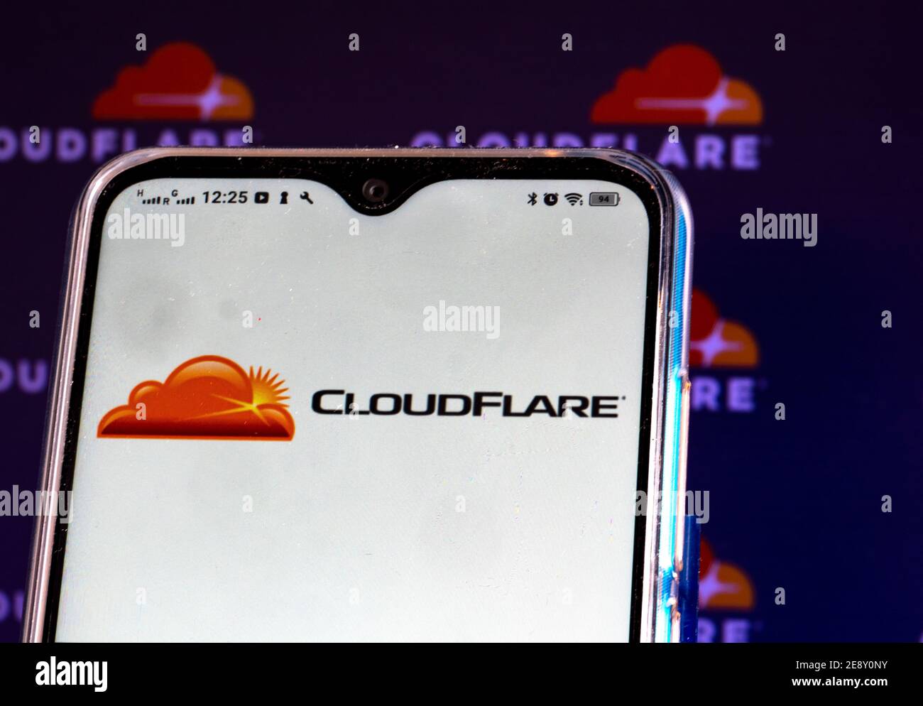 Dans cette illustration, un logo CloudFlare Inc. S'affiche sur l'écran d'un smartphone. Banque D'Images