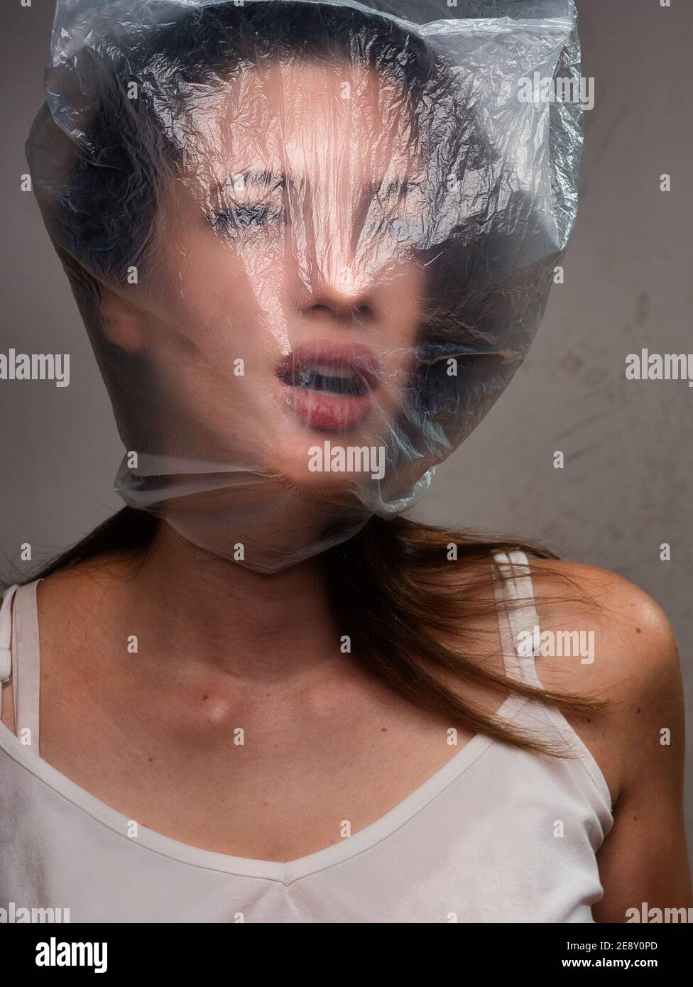 une jeune femme, chaussant sur un sac en plastique. photo du haut du corps. Banque D'Images