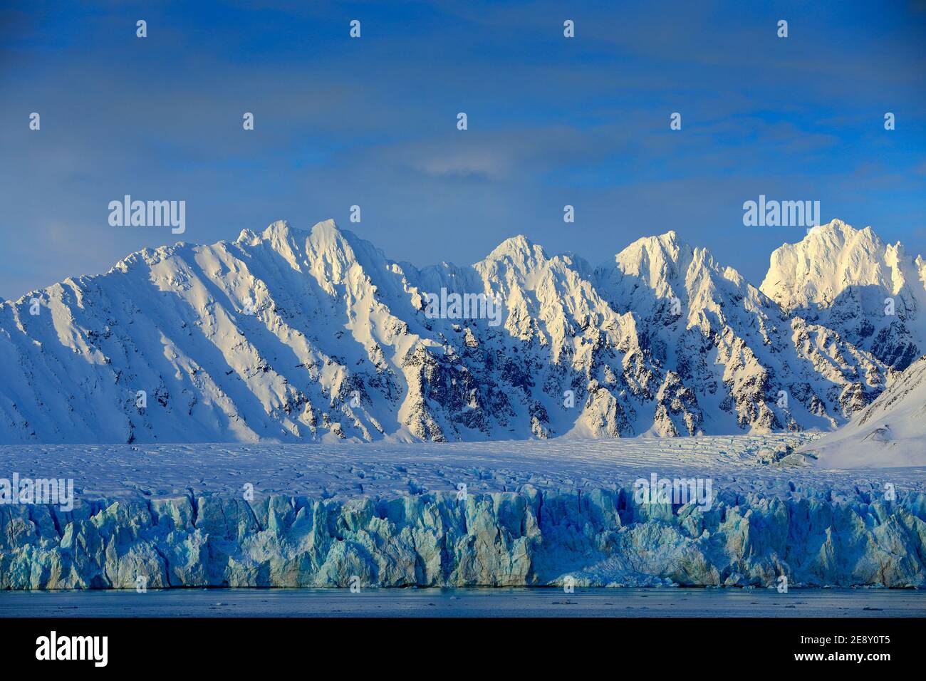 Glacier brise-glace dans la mer. Terre de glace. Voyager dans l'Arctique de la Norvège. Montagne enneigée blanche, glacier bleu Svalbard, Norvège. Iceberg dans le pôle Nord. B Banque D'Images