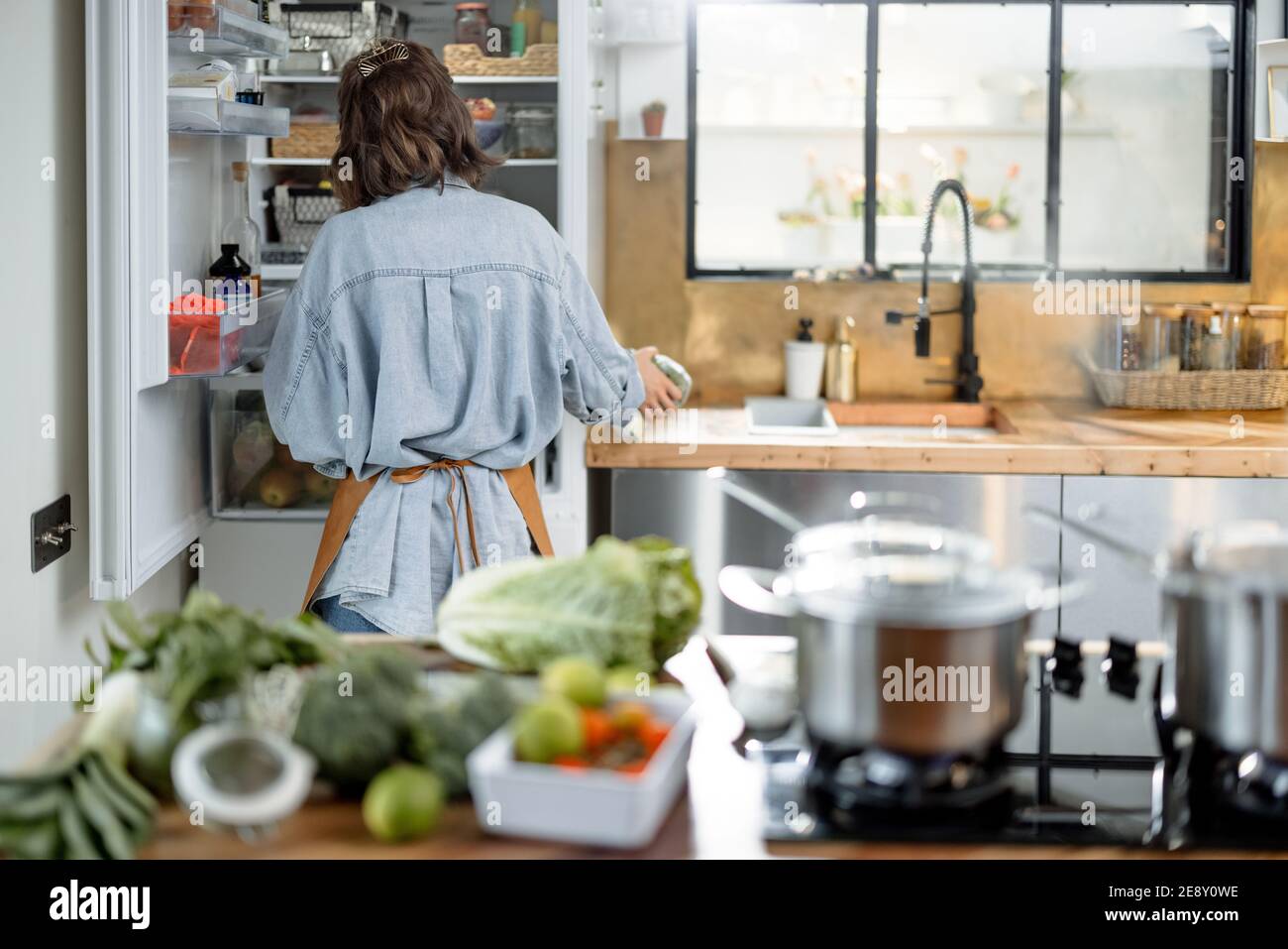 Femme qui a séjourné de nouveau dans la belle cuisine intérieure Banque D'Images