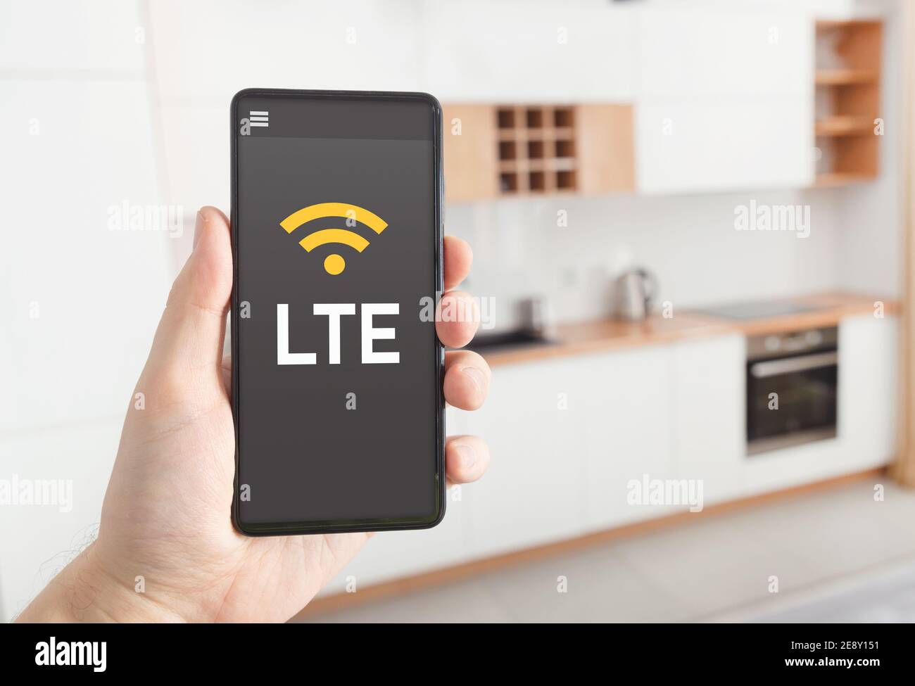 Connexion Internet LTE rapide. Homme tenant un smartphone avec le logo LTE à l'écran. Banque D'Images