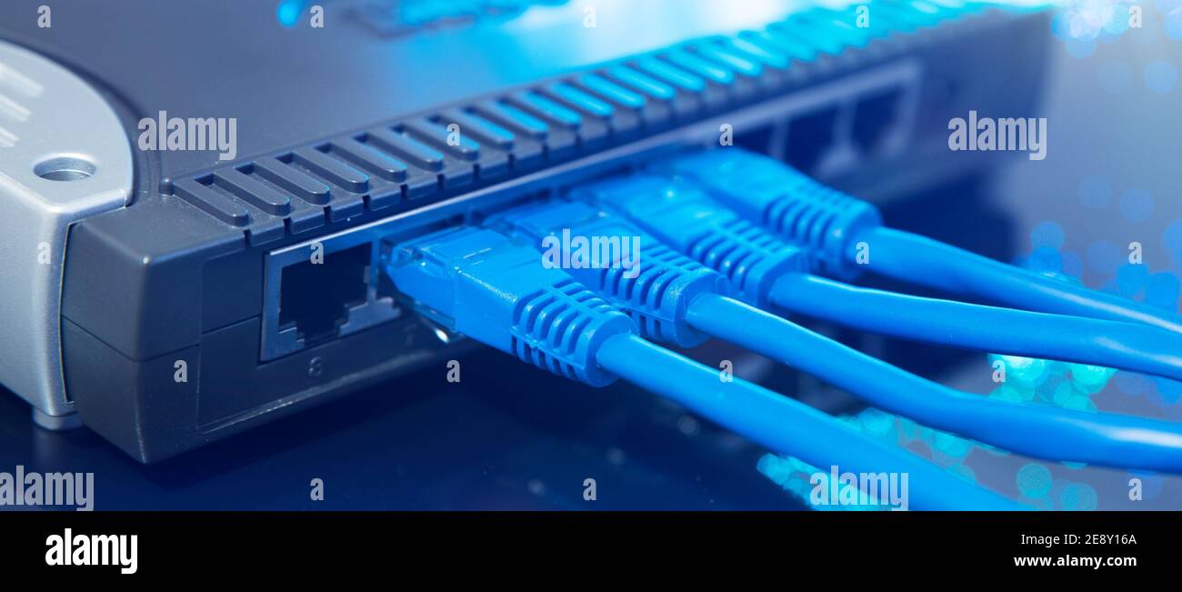 Routeur Wi-Fi gros plan. Modem Internet rapide. Réseau câblé ou sans fil Banque D'Images Routeur Wi-Fi gros plan. Modem Internet rapide. Réseau câblé ou sans fil Banque D'Images