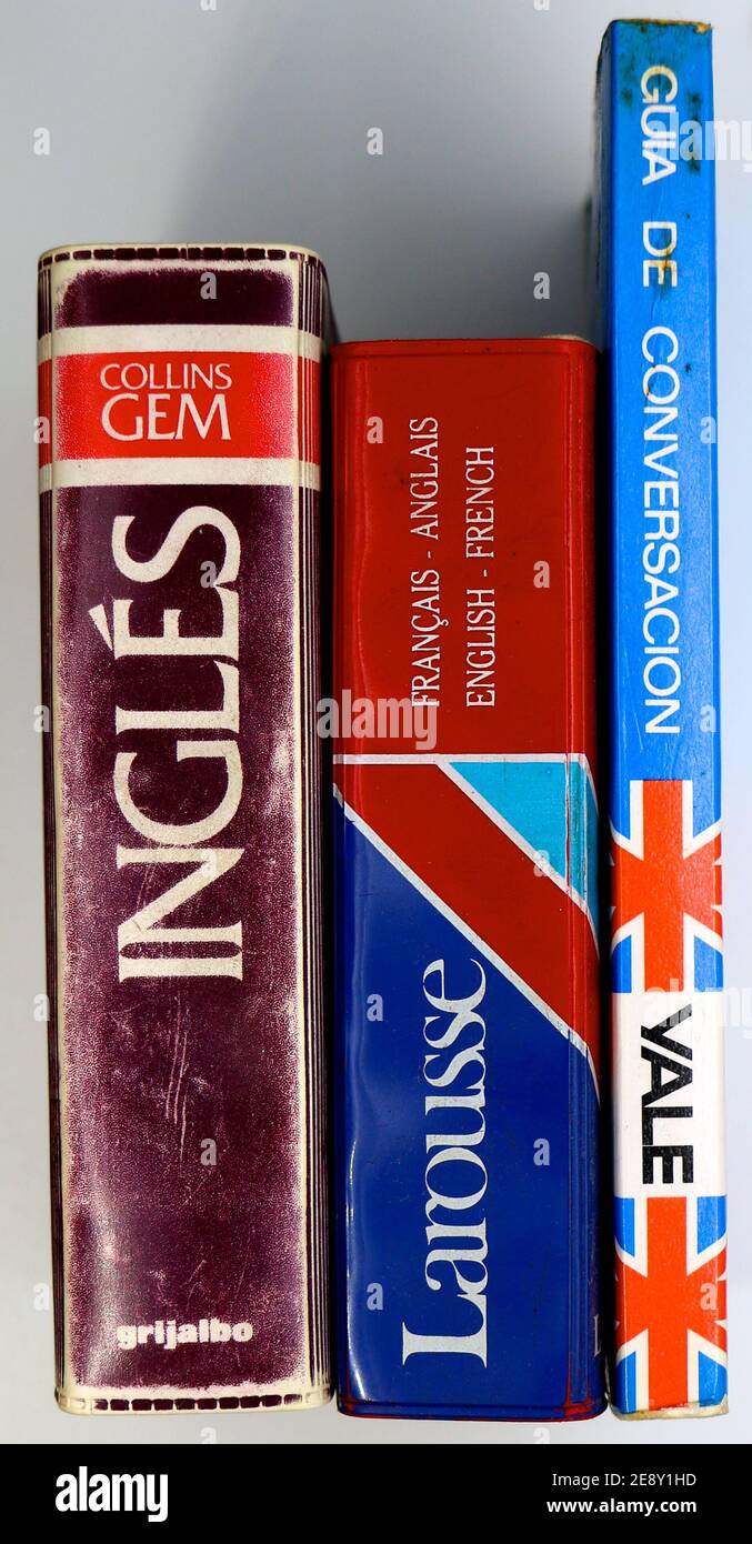 Photo de trois petites publications anciennes pour traduction en français anglais et espagnol publiées par Collins Yale et Larousse Banque D'Images