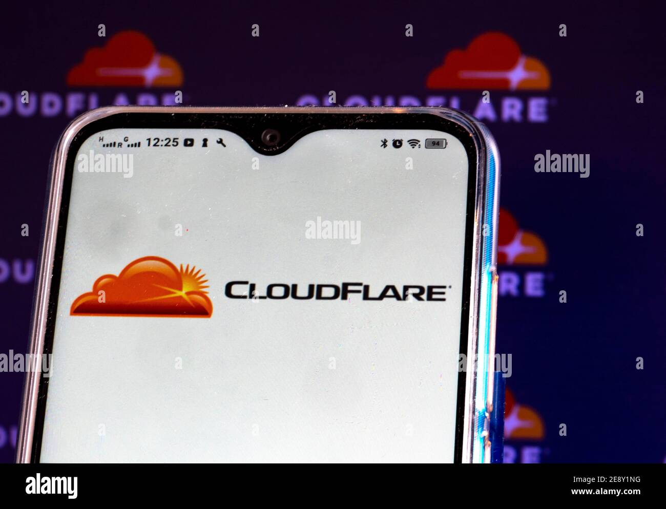 Ukraine. 1er février 2021. Dans cette illustration, un logo CloudFlare Inc. S'affiche sur l'écran d'un smartphone. Credit: Igor Golovniov/SOPA Images/ZUMA Wire/Alamy Live News Banque D'Images
