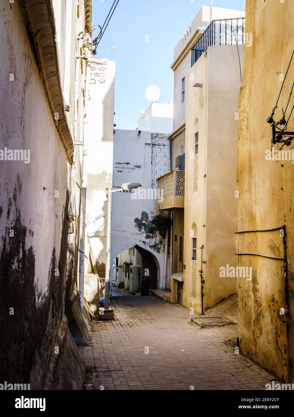 Une petite rue résidentielle à Muscat, Oman Banque D'Images