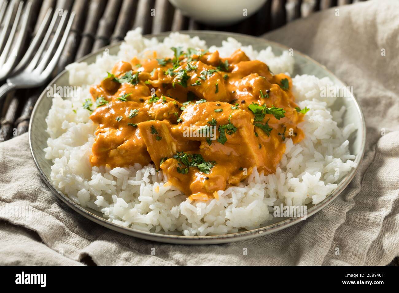 Poulet au curry à la mangue et à la noix de coco maison avec riz blanc Banque D'Images