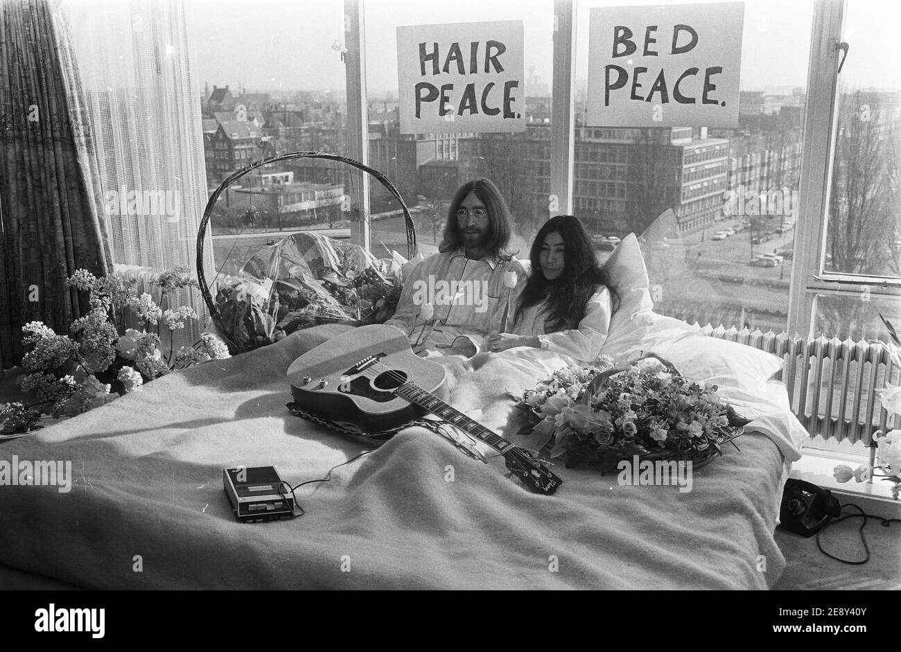 John Lennon et Yoko Ono dans les deux semaines de Bed-ins pour la paix à l'hôtel Hilton à Amsterdam 1969. Banque D'Images