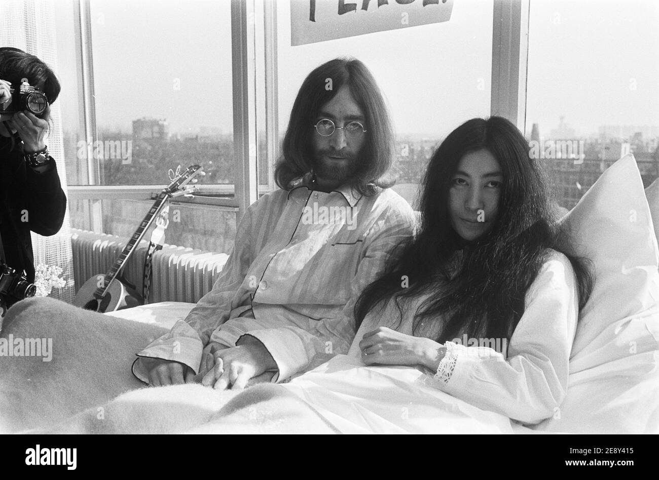 John Lennon et Yoko Ono dans les deux semaines de Bed-ins pour la paix à l'hôtel Hilton à Amsterdam 1969. Banque D'Images