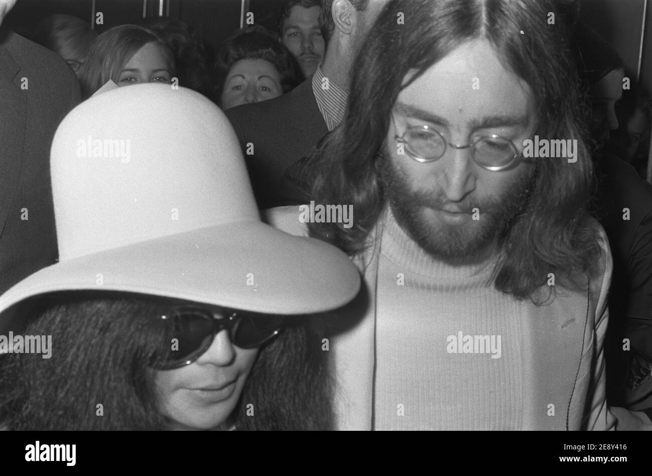 John Lennon et Yoko Ono avec des gardes du corps après deux semaines de Bed-ins pour la paix à l'hôtel Hilton d'Amsterdam, 1969. Banque D'Images