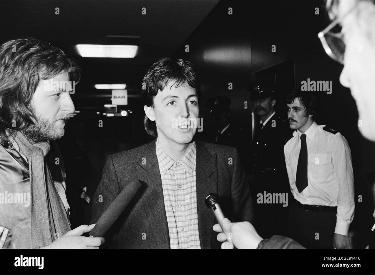 Les Beatles Paul McCartney à Schiphol après la déportation par le Japon en raison de possède de la marijuana Banque D'Images