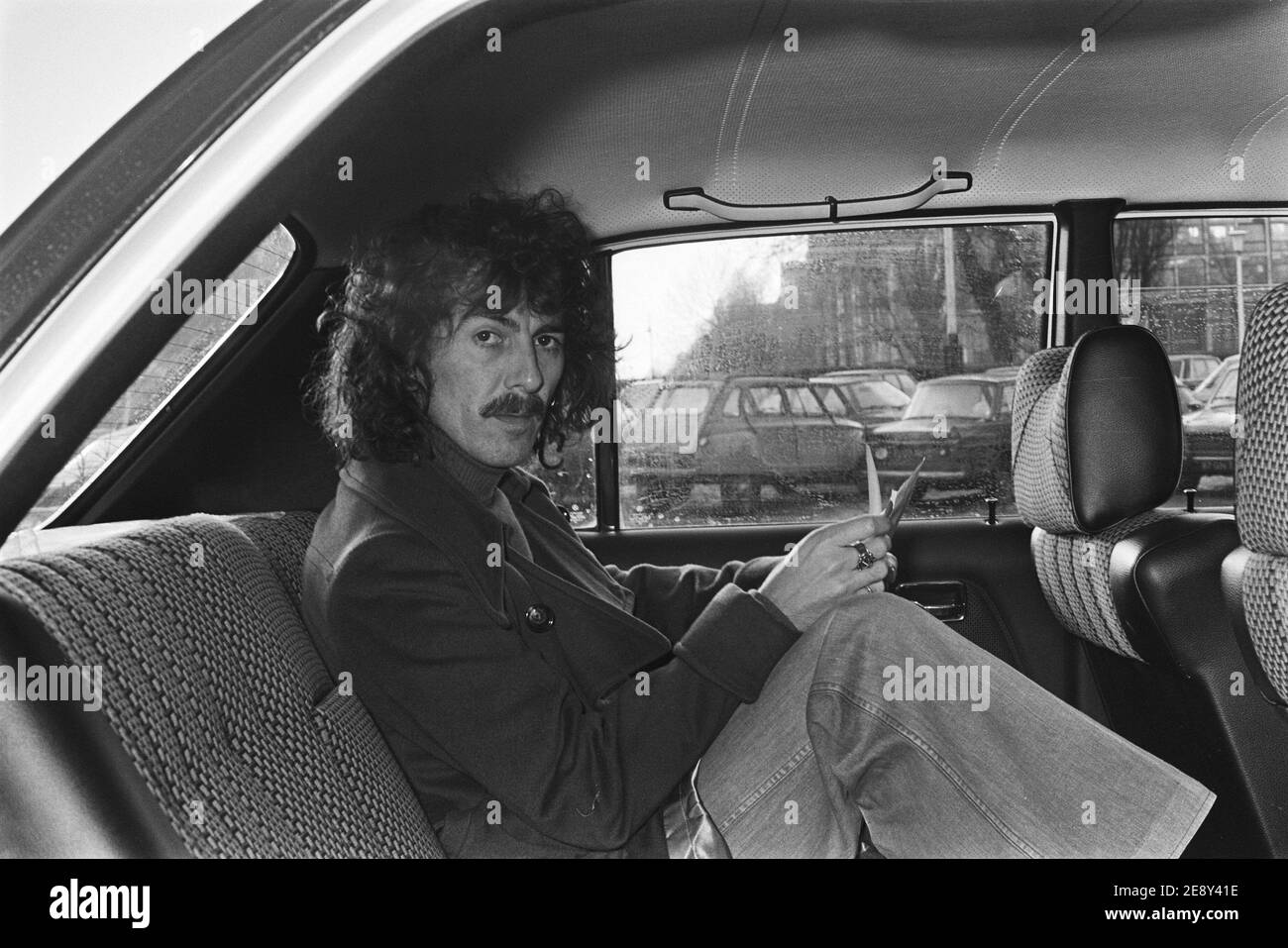 The Beatles, George Harrison à l'arrière d'une voiture Banque D'Images