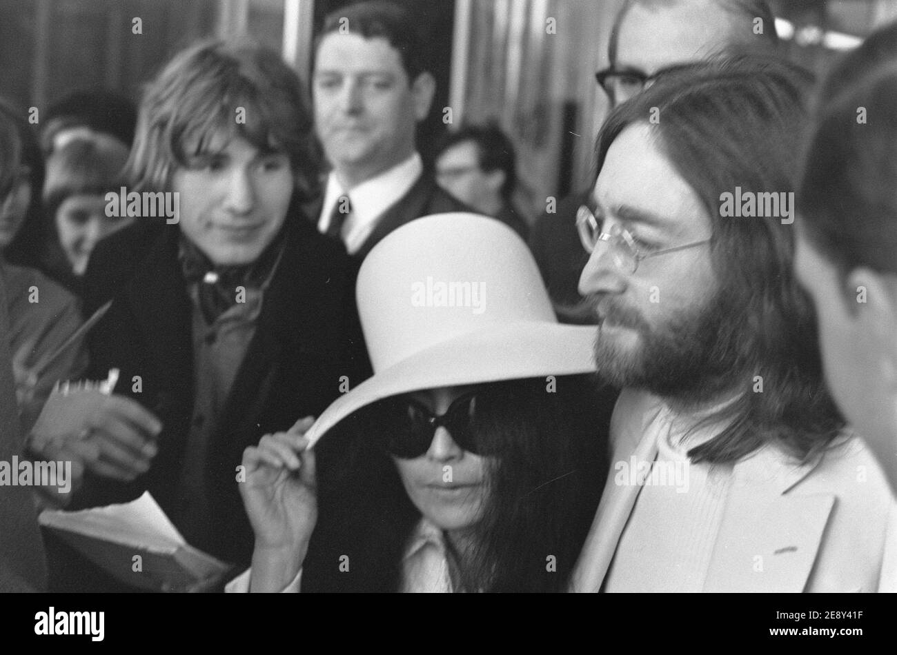 John Lennon et Yoko Ono avec des gardes du corps après deux semaines de Bed-ins pour la paix à l'hôtel Hilton d'Amsterdam, 1969. Banque D'Images