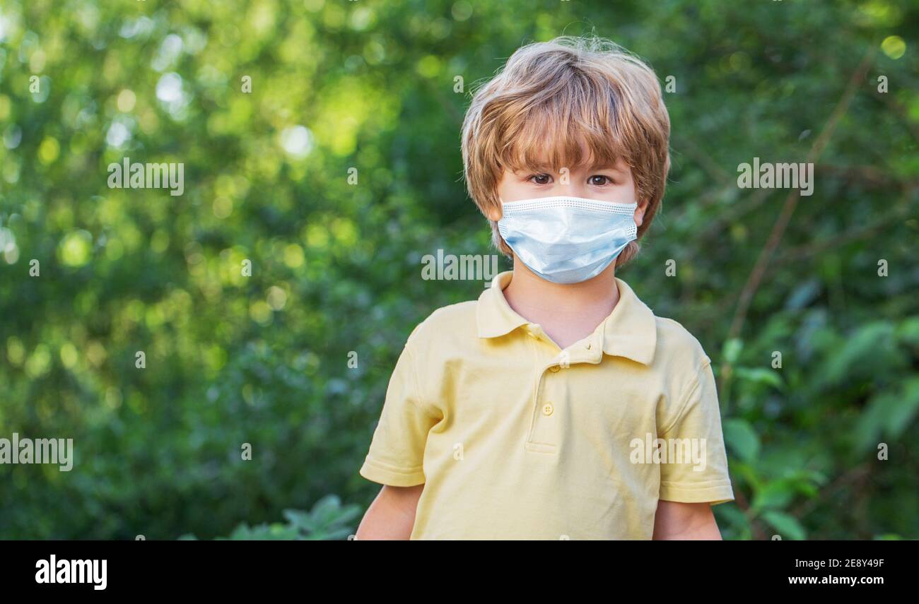 Garçon portant un masque anti-virus. Petit garçon portant un masque pour le protéger contre le virus corona covid-19. Enfant portant un masque facial pendant le virus corona et Banque D'Images