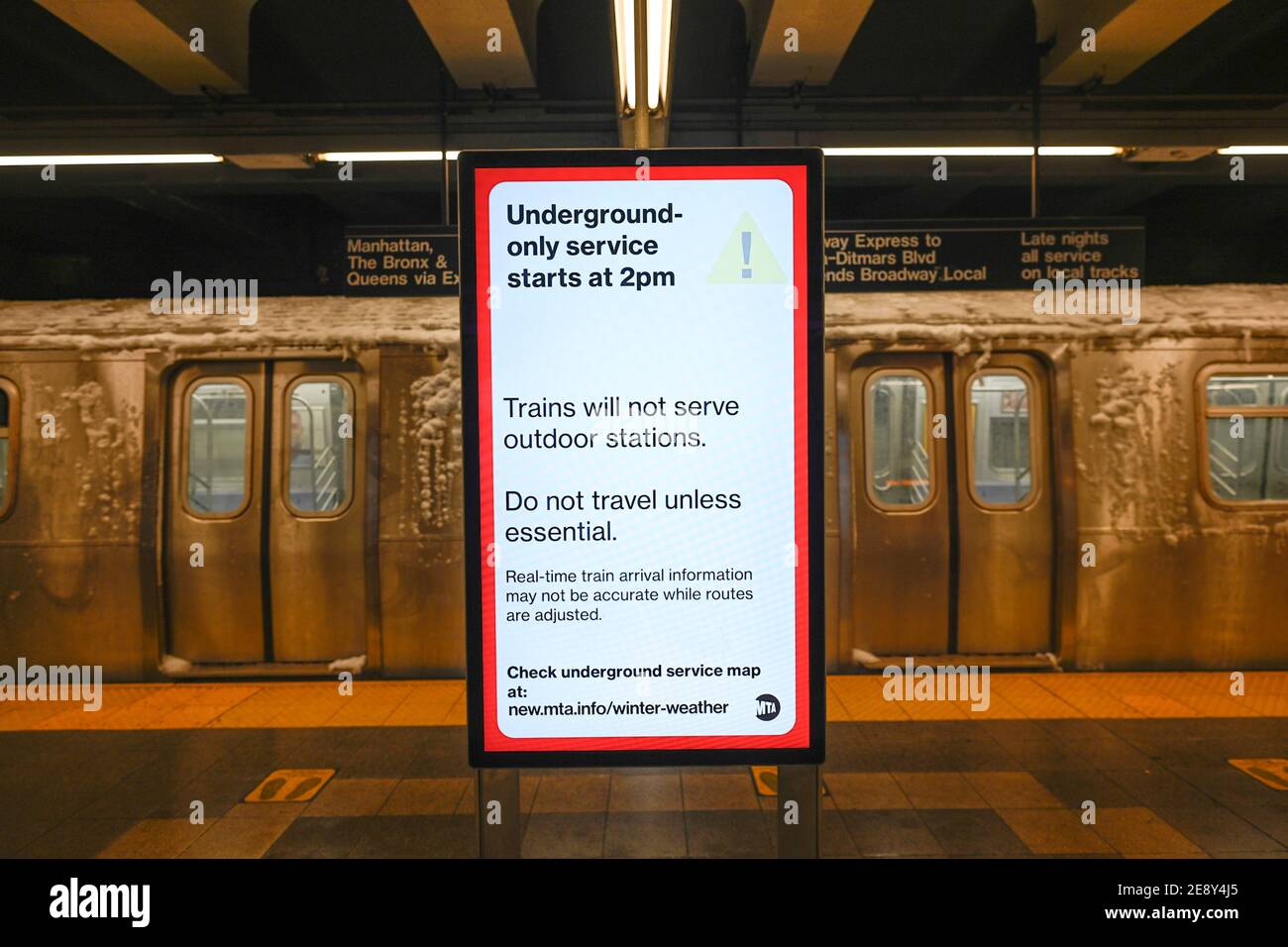 Brooklyn, New York, États-Unis. 1 février 2021 un train couvert de neige non en service se met en service dans la station de métro de la 36e rue, car le métro de la ville de New York interrompt le service au-dessus du sol en raison d'une tempête hivernale majeure Banque D'Images