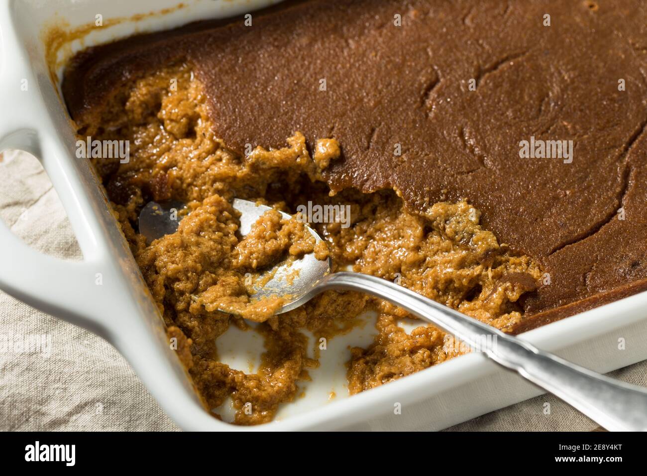 Gâteau de pain indien au maïs fait maison avec crème glacée Banque D'Images