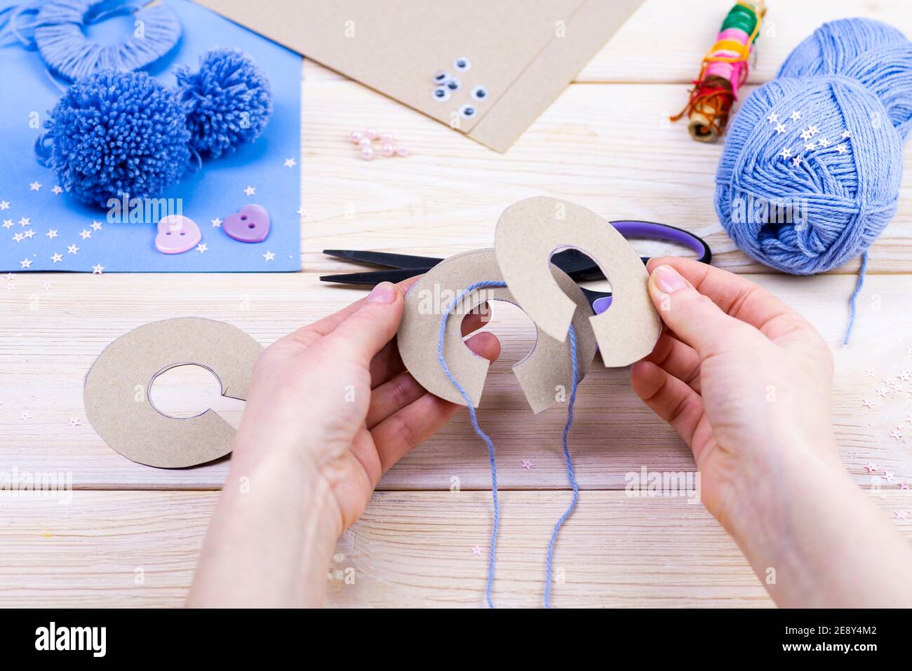 Comment Faire Un Lapin Avec Des Pompons En Video Comment faire un lapin à partir de pompons pour le décor de Pâques