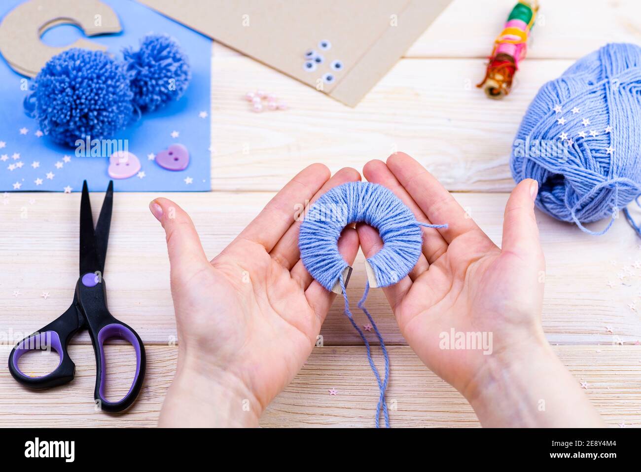 Comment Faire Un Lapin Avec Des Pompons En Video Comment faire un lapin à partir de pompons pour le décor de Pâques