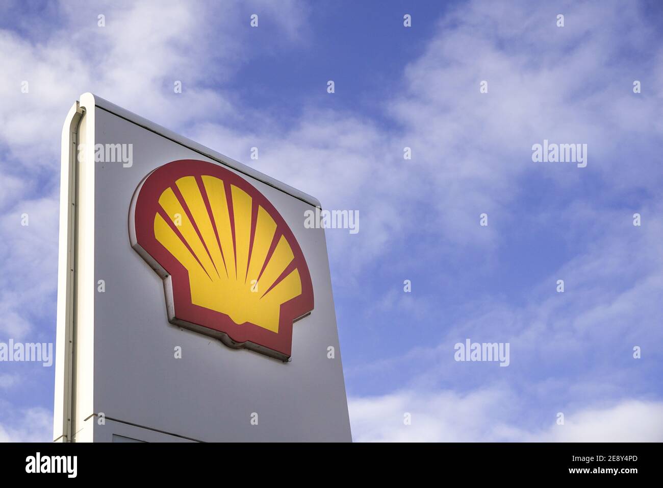 DONCASTER, ROYAUME-UNI - 29 JANVIER 2021. Un panneau de marque Shell sur une piste d'essence de la célèbre société pétrolière et d'essence Banque D'Images