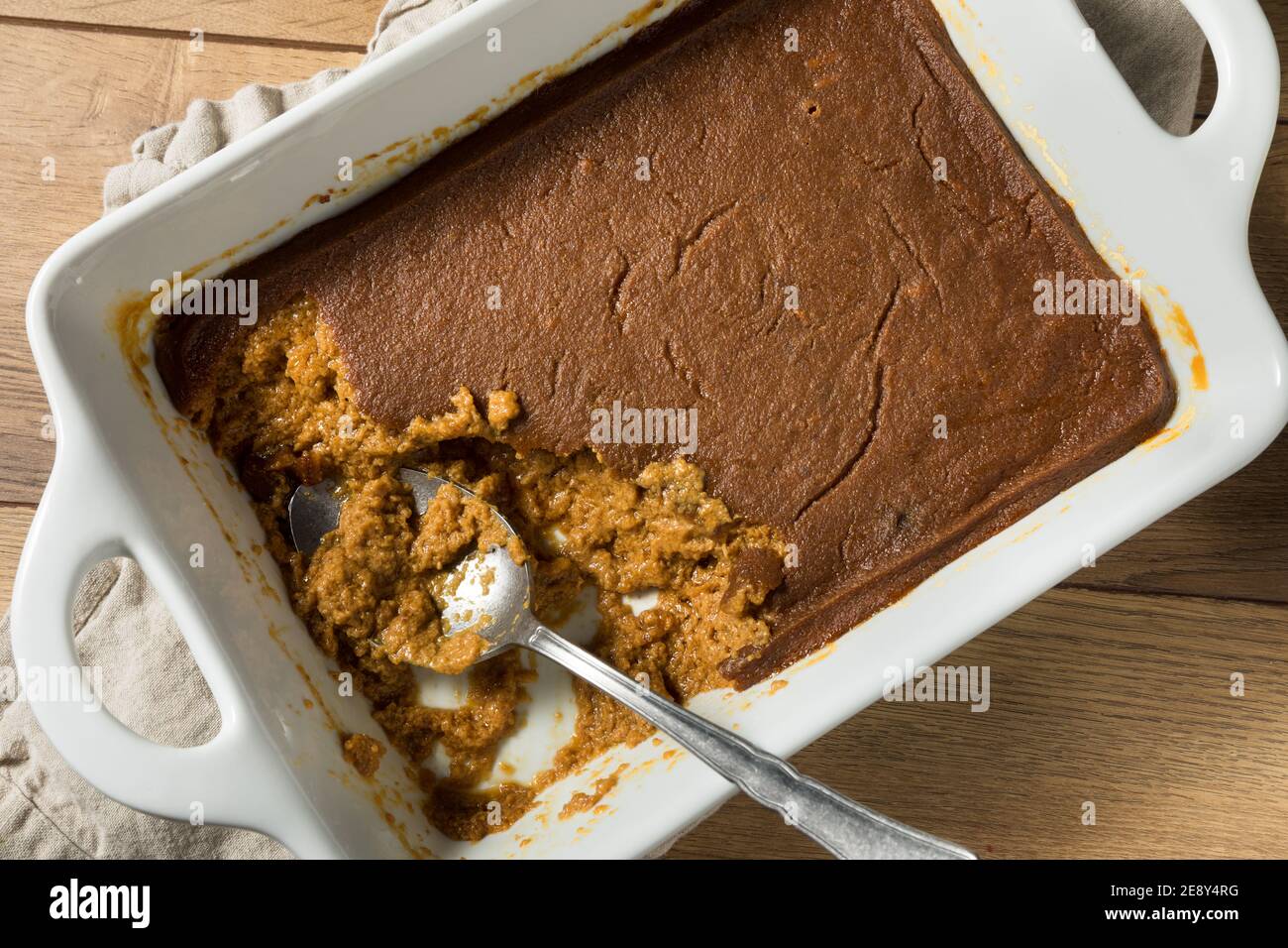 Gâteau de pain indien au maïs fait maison avec crème glacée Banque D'Images