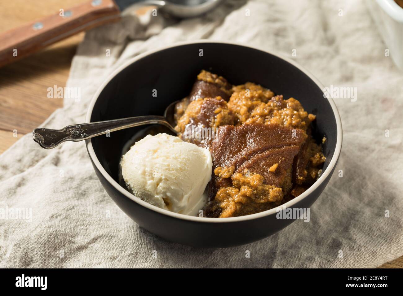 Gâteau de pain indien au maïs fait maison avec crème glacée Banque D'Images