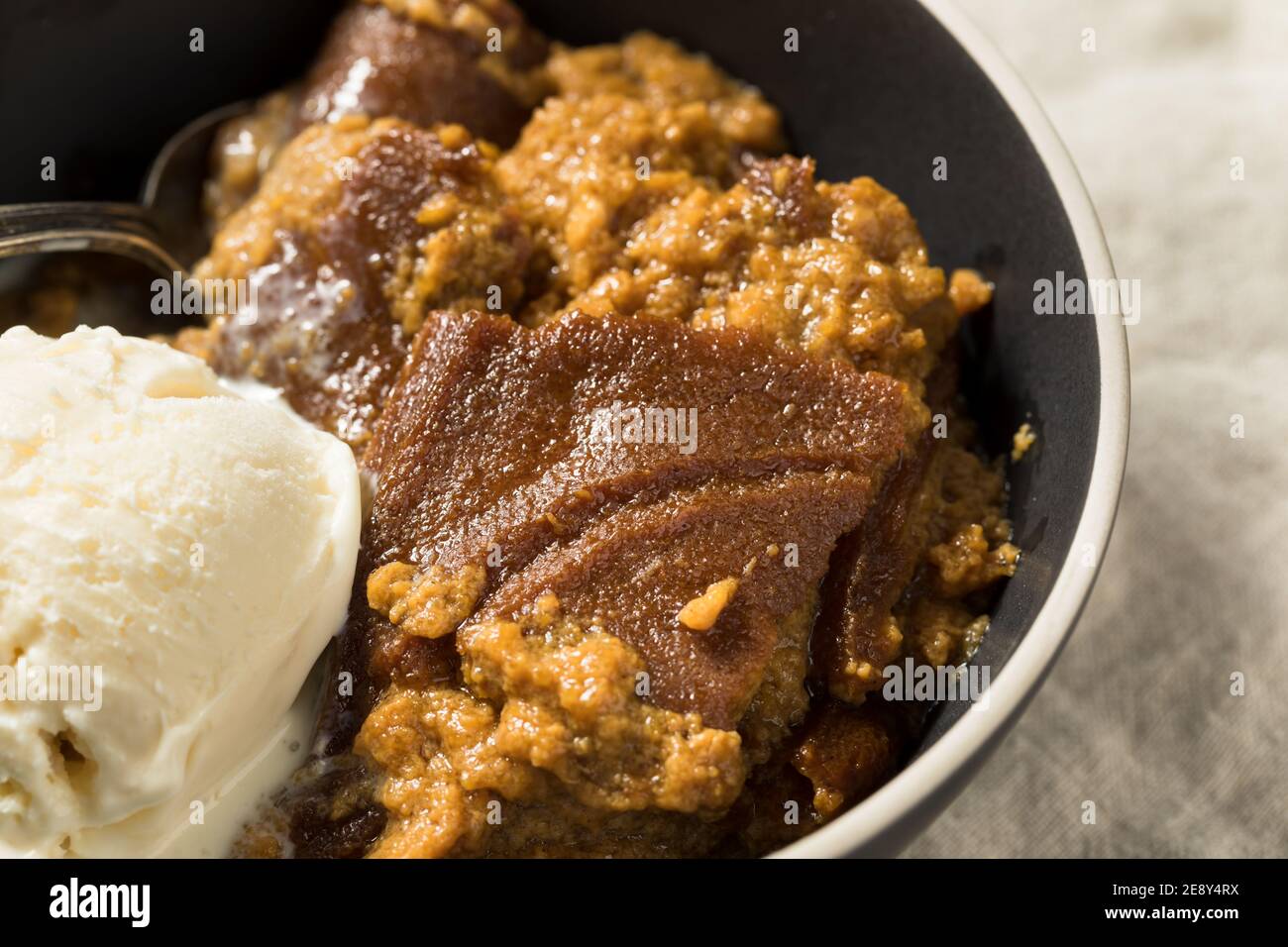Gâteau de pain indien au maïs fait maison avec crème glacée Banque D'Images