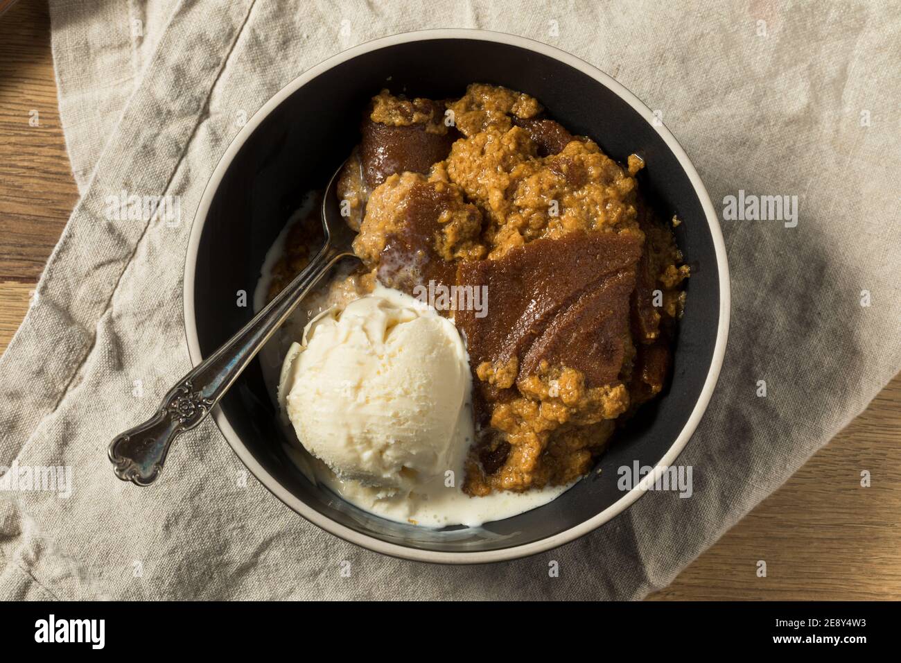 Gâteau de pain indien au maïs fait maison avec crème glacée Banque D'Images