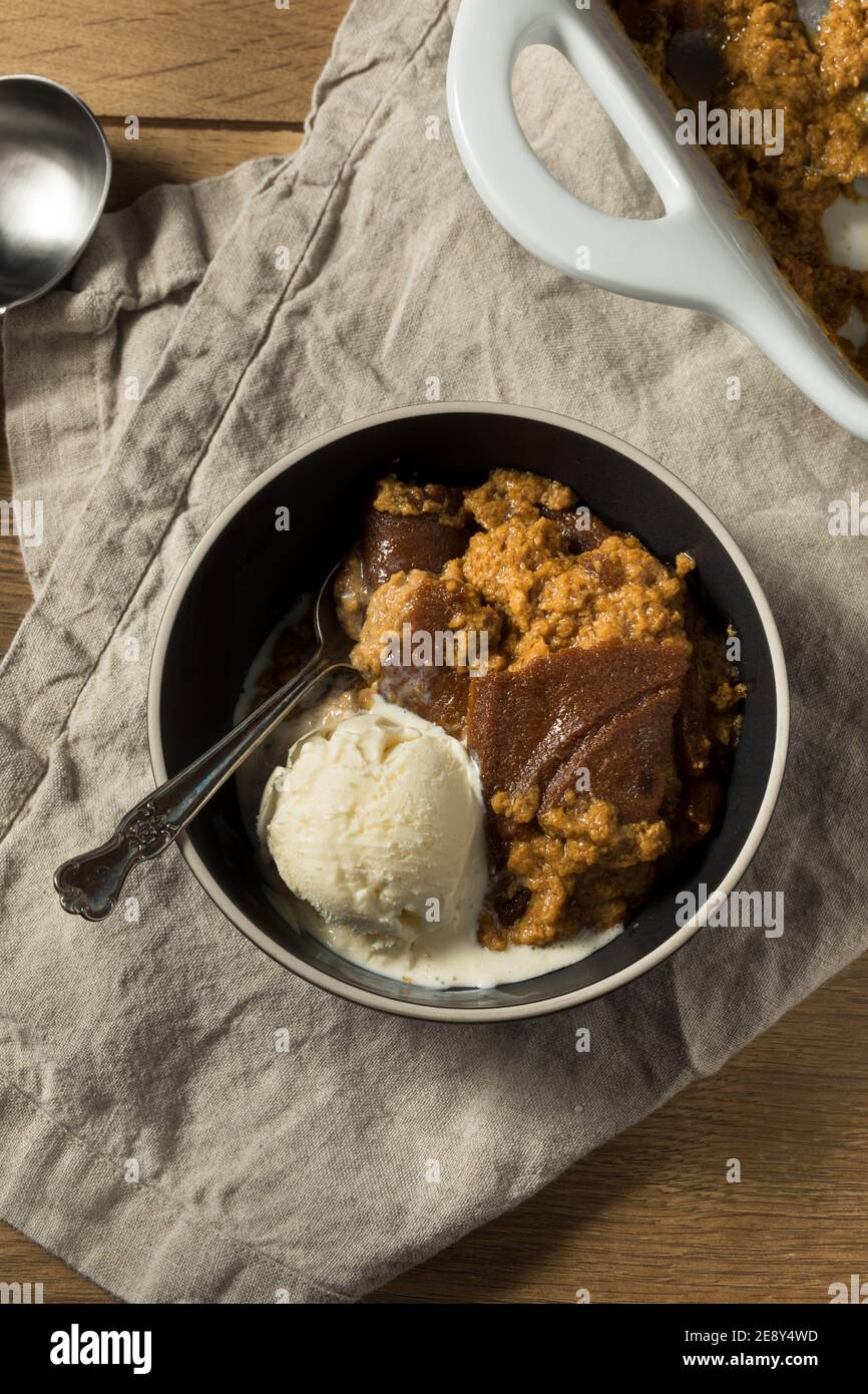 Gâteau de pain indien au maïs fait maison avec crème glacée Banque D'Images